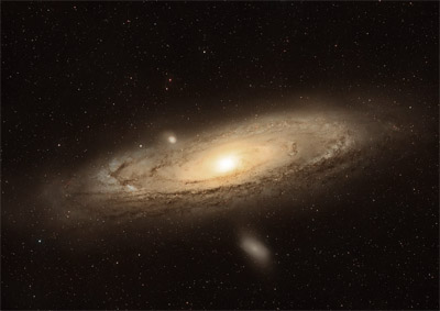Andromeda met de begeleidende dwergstelsels (satellietstelsels) die door de zwaartekracht gevangen zitten in een baan om het grote Andromedastelsel. Het zijn Messier 32 (M32 - boven, links van het midden en Messier 110 (M110 - onder Andromeda.
